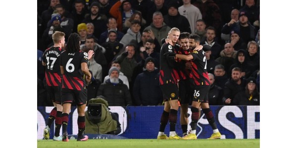 2023 Manchester City alternatives rot-schwarzes Trikot in der Hauptfarbe